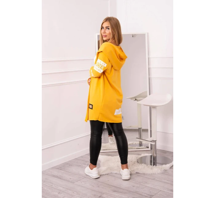 Plášť s hořčičným nápisem