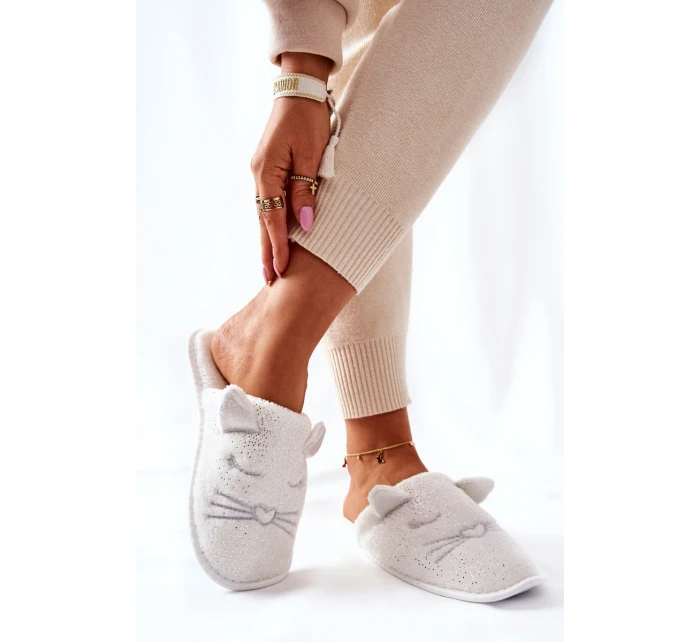 Lesklé pantofle bílé model 21570304 - EVENTO