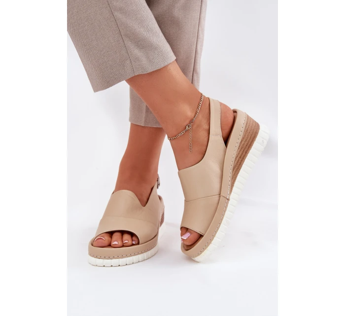 Dámské kožené sandály na klínu model 21696009 béžové - Artiker