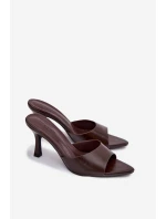 Lakované dámské nazouváky na podpatku čokoládové model 21918908 - Boto Lakované dámské nazouváky na podpatku čokoládové model 21918908 - Boto