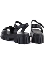 Dámské kožené sandály na platformě se zdobením černé Vinceza 26-79611