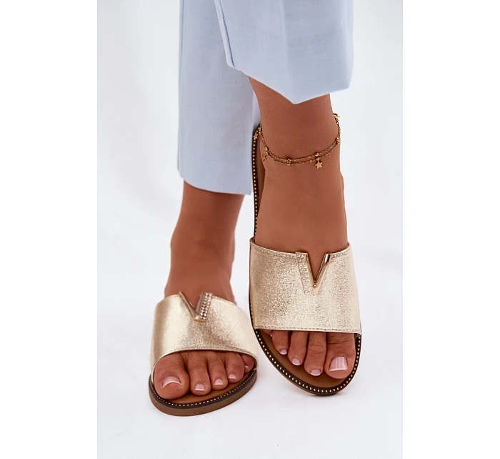 Ženské ploché pantofle s ozdobným detailem V Zlaté Nelmira