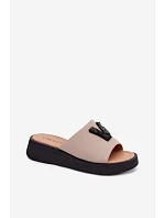 Kožené dámské pantofle s V na platformě  béžové model 22125935 - VINCEZA