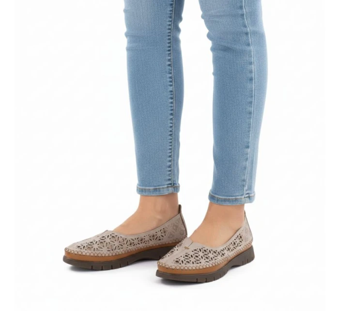 Béžové lodičky na klínku Sergio model 22013058 - LEONE Béžové lodičky na klínku Sergio model 22013058 - LEONE