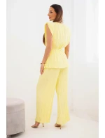 Dámský viskózový plisovaný komplet s vázanou blůzou a širokými kalhotami žlutý