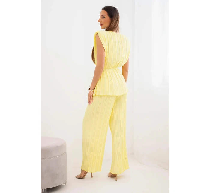 Dámský viskózový plisovaný komplet s vázanou blůzou a širokými kalhotami žlutý
