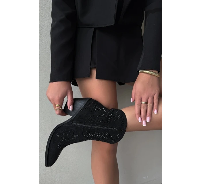 Zateplené Dámské Kotníkové Boty S Dekorací Černé model 21705015 - Boto Zateplené Dámské Kotníkové Boty S Dekorací Černé model 21705015 - Boto