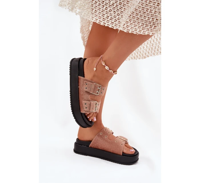 Dámské Pantofle Se Zlatými Přezkami Na Platformě Béžové model 21699298 - Boto Dámské Pantofle Se Zlatými Přezkami Na Platformě Béžové model 21699298 - Boto