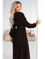 414-11 KLARA plisované elegantní midi šaty s páskem a výstřihem - čokoládové