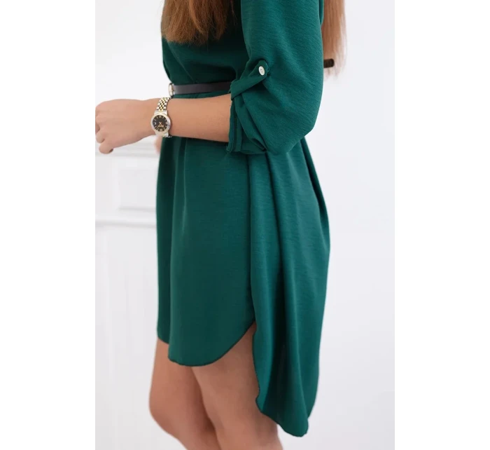 Šaty s delšími zády a pásem tmavě zelená