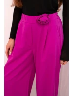 Dámské elegantní kalhoty se širokou nohavicí a ozdobným květem tmavě fialové Dámské elegantní kalhoty se širokou nohavicí a ozdobným květem tmavě fialové