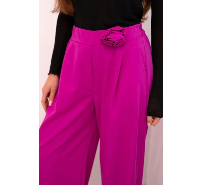 Dámské elegantní kalhoty se širokou nohavicí a ozdobným květem tmavě fialové Dámské elegantní kalhoty se širokou nohavicí a ozdobným květem tmavě fialové