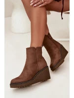 Zateplené boty na platformě z eko semiše hnědé model 21706901 - Boto Zateplené boty na platformě z eko semiše hnědé model 21706901 - Boto
