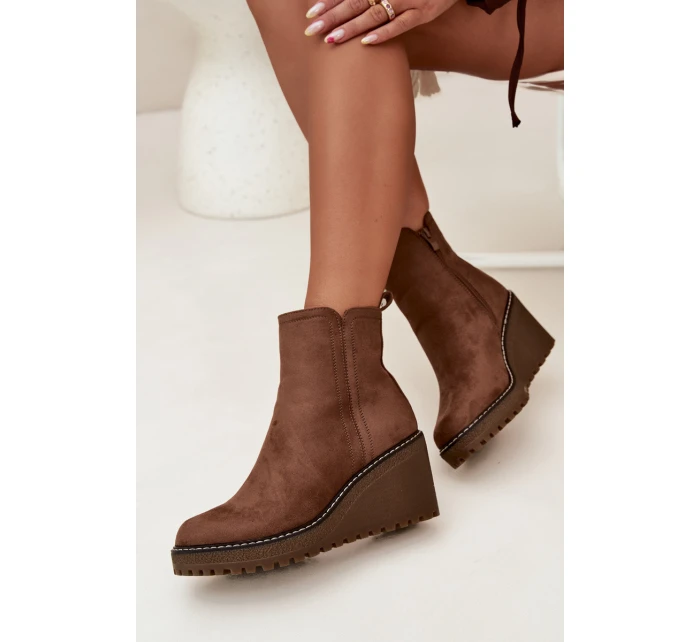 Zateplené boty na platformě z eko semiše hnědé model 21706901 - Boto Zateplené boty na platformě z eko semiše hnědé model 21706901 - Boto
