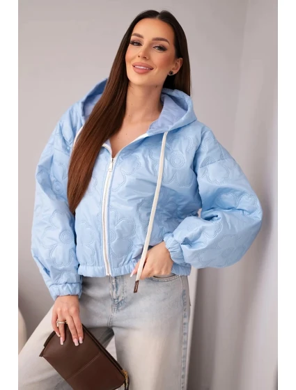 Dámská prošívaná bunda s kapucí a ozdobným květinovým model 21998366 modrá - K-Fashion