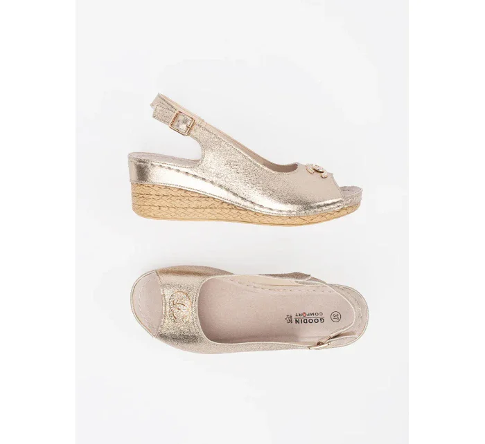 Jedinečné sandály dámské zlaté na klínku Jedinečné sandály dámské zlaté na klínku