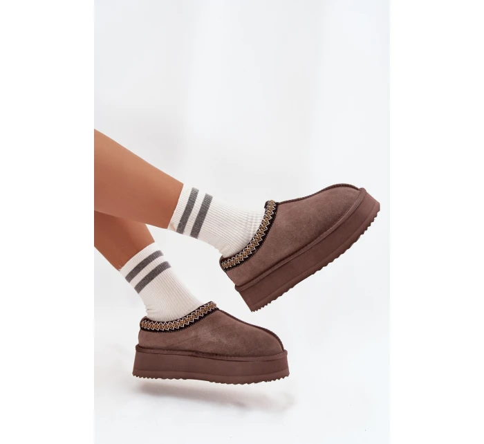 Nízké semišové sněhule pro ženy s výšivkou na platformě Vinceza 97960 hnědé