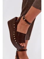 Dámské sandály na platformě se zlatými sponami čokoládové model 21960939 - Boto