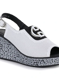 Dámské kožené sandály na platformě bílé S.Barski model 22099421