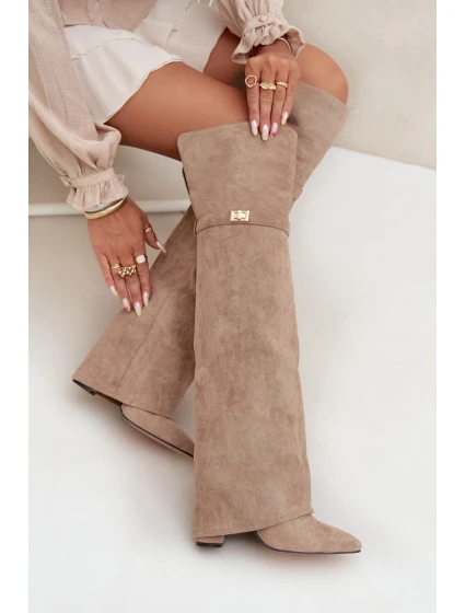 Zateplené kozačky s dílem nad s podpatkem béžové model 21707699 - Boto Zateplené kozačky s dílem nad s podpatkem béžové model 21707699 - Boto