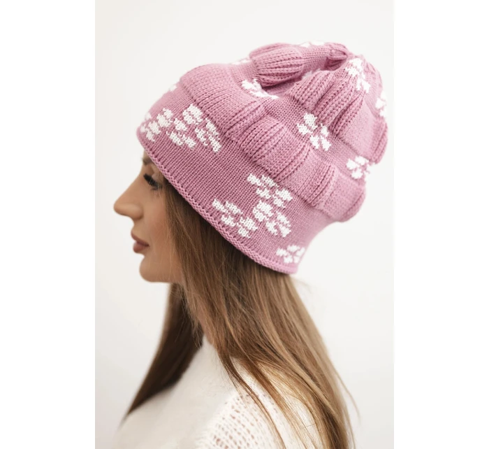 Dámská zimní pletená čepice se vzorem sněhových vloček K463 tmavě růžová Dámská zimní pletená čepice se vzorem sněhových vloček K463 tmavě růžová