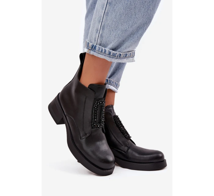 Dámské kožené kotníkové boty na podpatku s ozdobou D&A – černé Dámské kožené kotníkové boty na podpatku s ozdobou D&A – černé