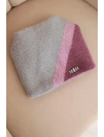 Dámská zimní čepice z huňaté pleteniny s ozdobnou aplikací šedá + tmavě fialová Dámská zimní čepice z huňaté pleteniny s ozdobnou aplikací šedá + tmavě fialová
