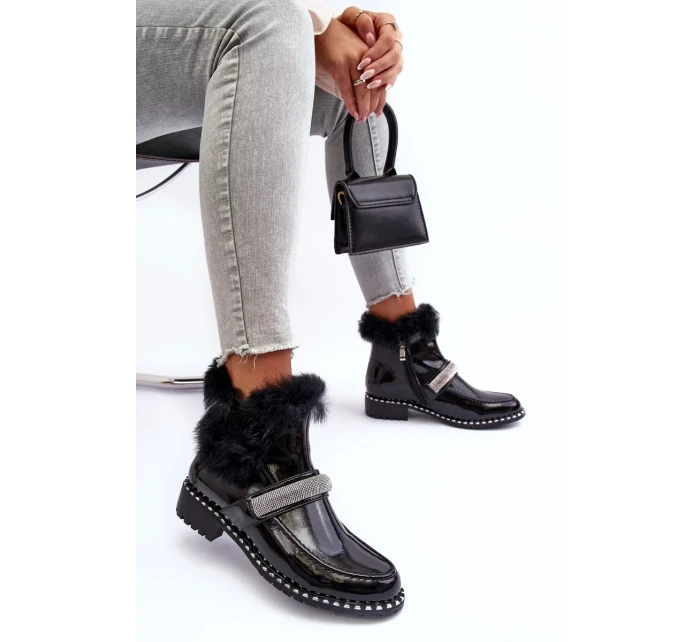 Nízké lakované kotníkové boty s kožíškem a S zdobením.Barski černá Nízké lakované kotníkové boty s kožíškem a S zdobením.Barski černá