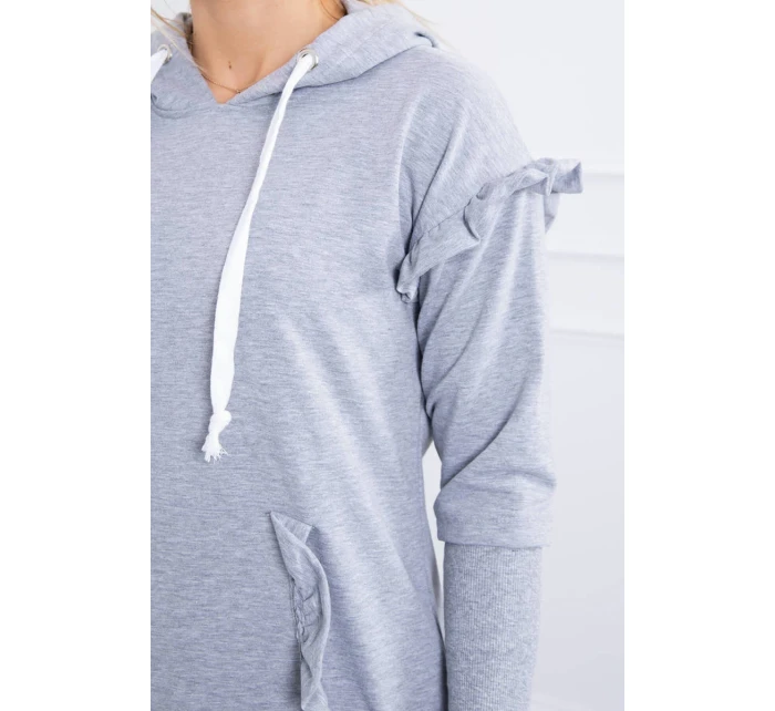 Šaty s ozdobnými volánky a kapucí šedé barvy Šaty s ozdobnými volánky a kapucí šedé barvy