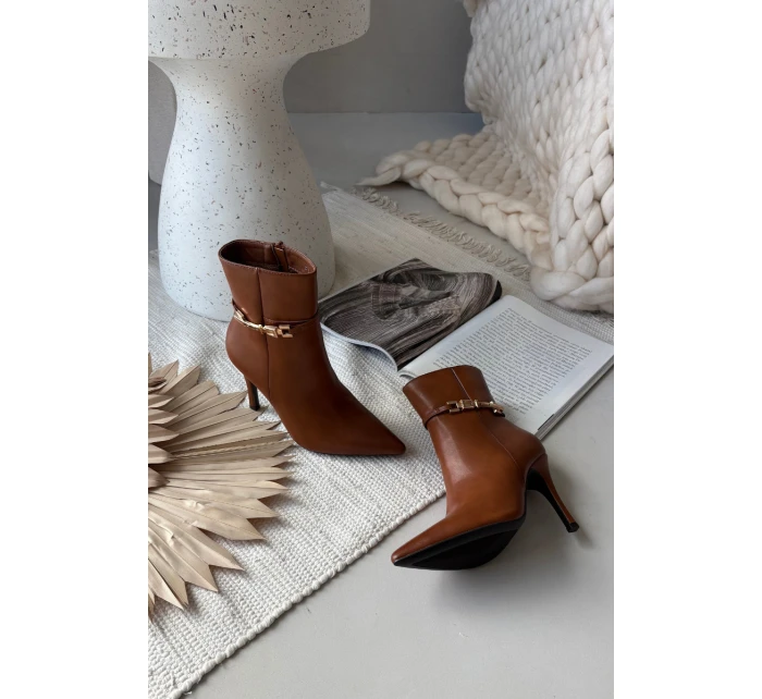 Dámské kotníkové boty na jehlovém podpatku s páskem a zlatým zateplené Camel model 21710800 - Boto Dámské kotníkové boty na jehlovém podpatku s páskem a zlatým zateplené Camel model 21710800 - Boto