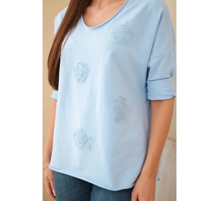 Dámská bavlněná blůza s model 21890120 květinami a V výstřihem modrá - K-Fashion