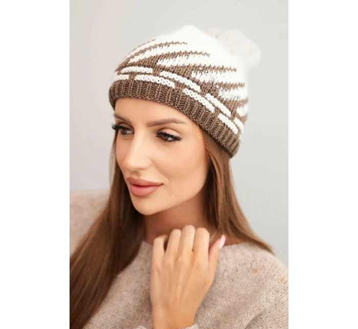 Dámská zimní čepice z vlny s geometrickým vzorem a kamínky K469 ecru