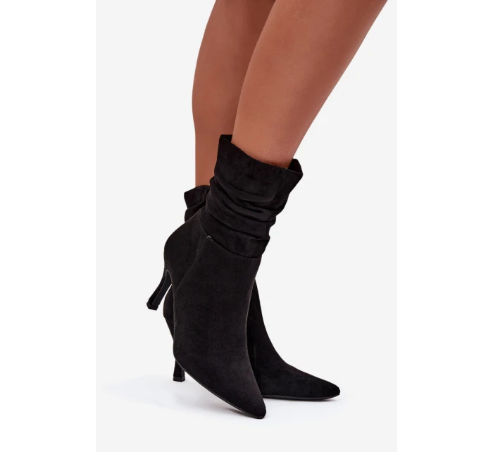 Dámské kotníkové boty na jehlovém podpatku s mačkanou horní částí Ulisse – černé, eko semiš Dámské kotníkové boty na jehlovém podpatku s mačkanou horní částí Ulisse – černé, eko semiš