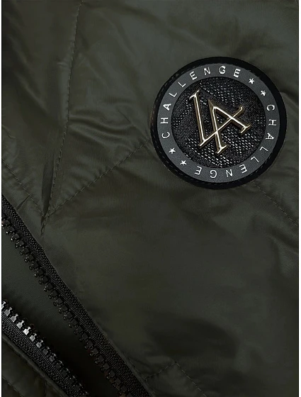 Prošívaná dámská vesta v khaki barvě s asymetrickou spodní částí model 19447201 - S'WEST Prošívaná dámská vesta v khaki barvě s asymetrickou spodní částí model 19447201 - S'WEST