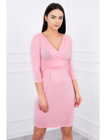 Přiléhavé šaty s průstřihem pod prsy v pudrově růžové barvě