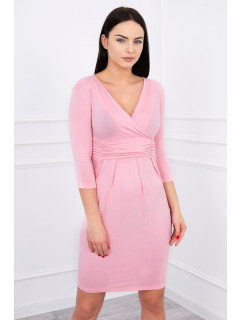Přiléhavé šaty s průstřihem pod prsy v pudrově růžové barvě