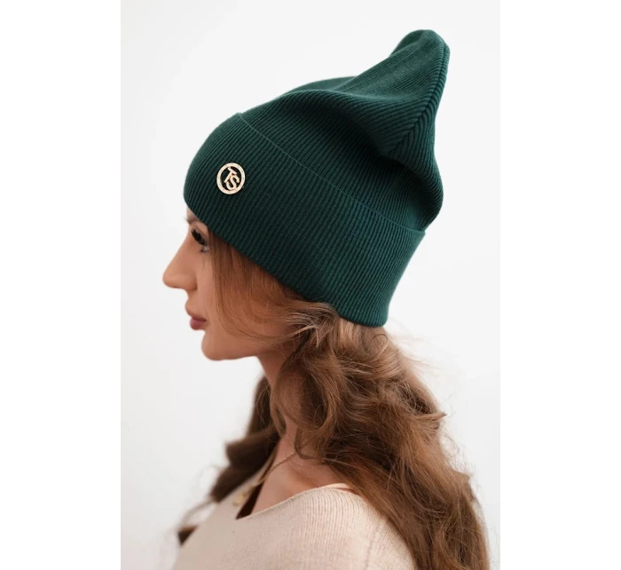 Dámská čepice pruhovaná z modalu a viskózy s ozdobným knoflíkem tmavě zelená Dámská čepice pruhovaná z modalu a viskózy s ozdobným knoflíkem tmavě zelená