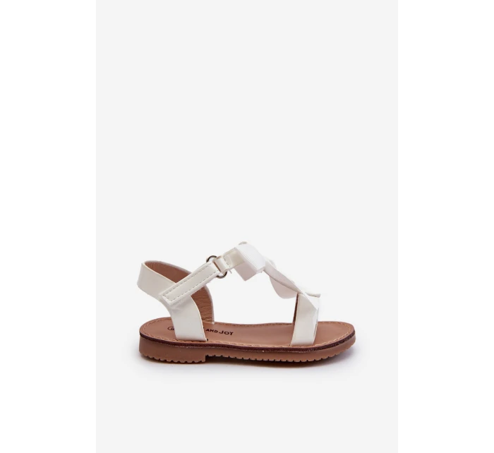 Lakované dětské sandálky s mašlí na suchý zip, bílé Joratia Lakované dětské sandálky s mašlí na suchý zip, bílé Joratia