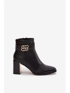 Dámské kotníkové boty na podpatku s páskem a zlatým detailem Galinne – černé
