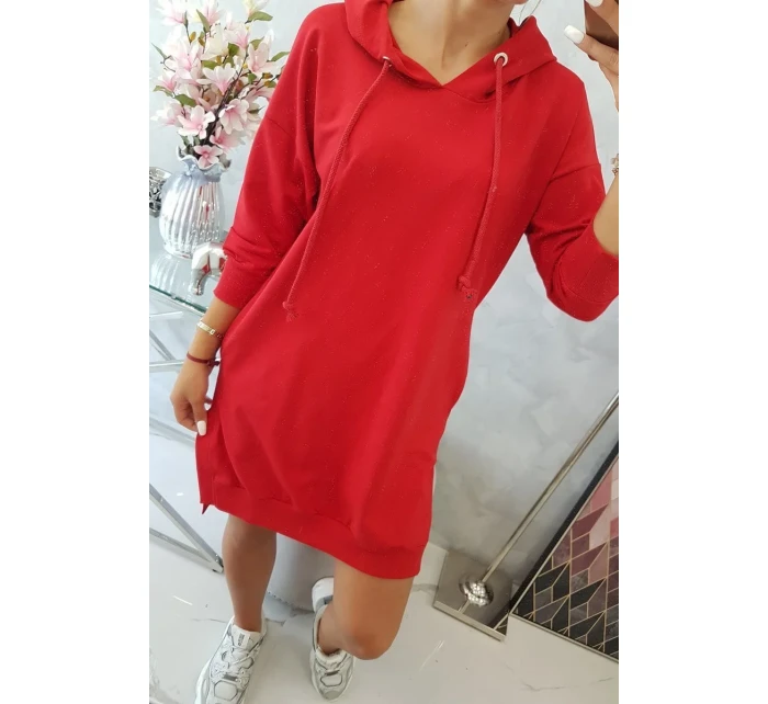 Šaty s kapucí a delšími zády červené