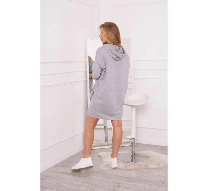 Šedé šaty s kapucí