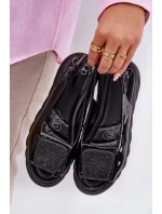 Dámské lakované kožené sandály na klínku s ozdobou - černé Artiker Dámské lakované kožené sandály na klínku s ozdobou - černé Artiker