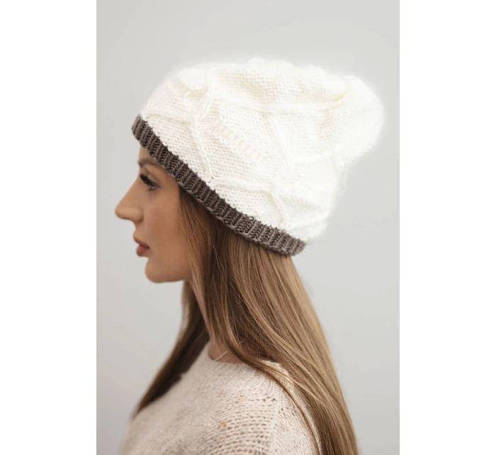 Dámská zimní čepice z vlny s proplétaným vzorem K443 ecru Dámská zimní čepice z vlny s proplétaným vzorem K443 ecru