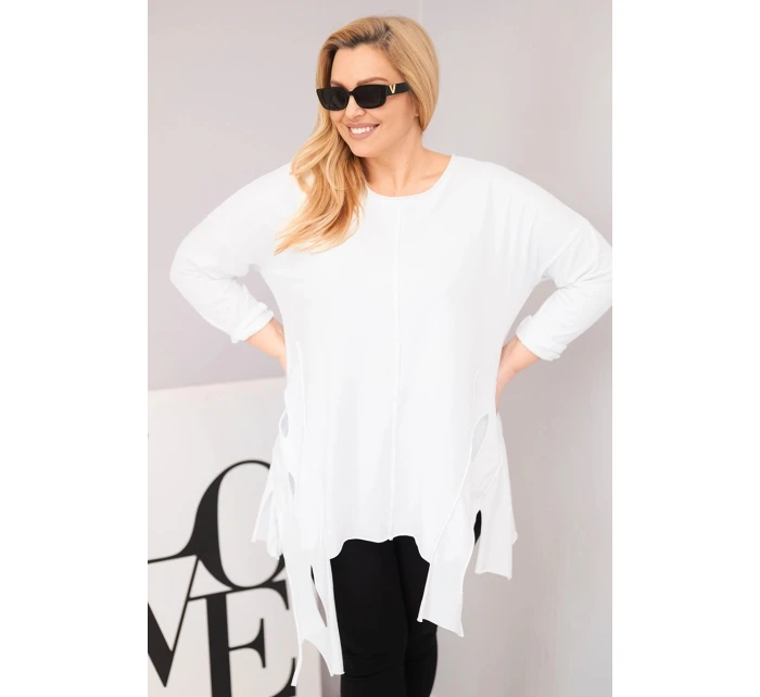 Dámská bavlněná blůza Plus Size s asymetrickým spodním lemem a výřezy bílá Dámská bavlněná blůza Plus Size s asymetrickým spodním lemem a výřezy bílá