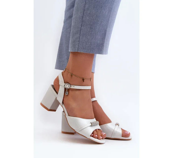 Dámské sandály z eko kůže na vysokém podpatku se stříbrnými ozdobami Narhi Dámské sandály z eko kůže na vysokém podpatku se stříbrnými ozdobami Narhi