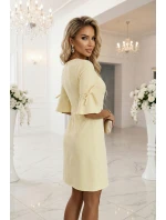 Dámské trapézové šaty s vázáním na rukávech pastelově žluté model 22022940 - numoco