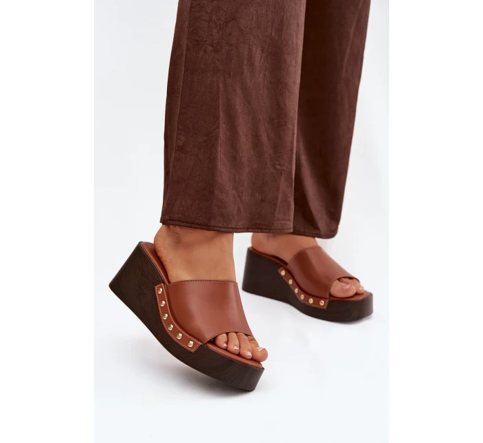 Dámské nazouváky na platformě se zlatými přezkami camel Arionne Dámské nazouváky na platformě se zlatými přezkami camel Arionne