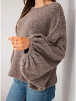 Svetr dámský s přídavkem model 22540766 oversize hnědý - K-Fashion Svetr dámský s přídavkem model 22540766 oversize hnědý - K-Fashion