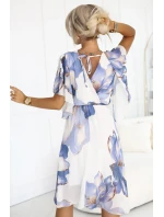 šaty s obálkovým výstřihem a rukávy modré květy na pozadí model 21149869 - numoco basic