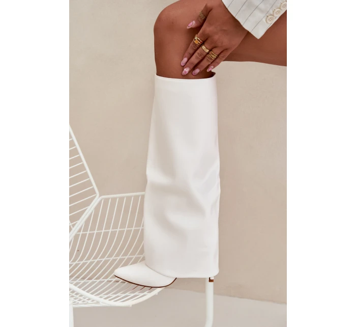 Zateplené kozačky na jehlovém podpatku s ohrnutým svrškem bílé model 21704872 - Boto Zateplené kozačky na jehlovém podpatku s ohrnutým svrškem bílé model 21704872 - Boto